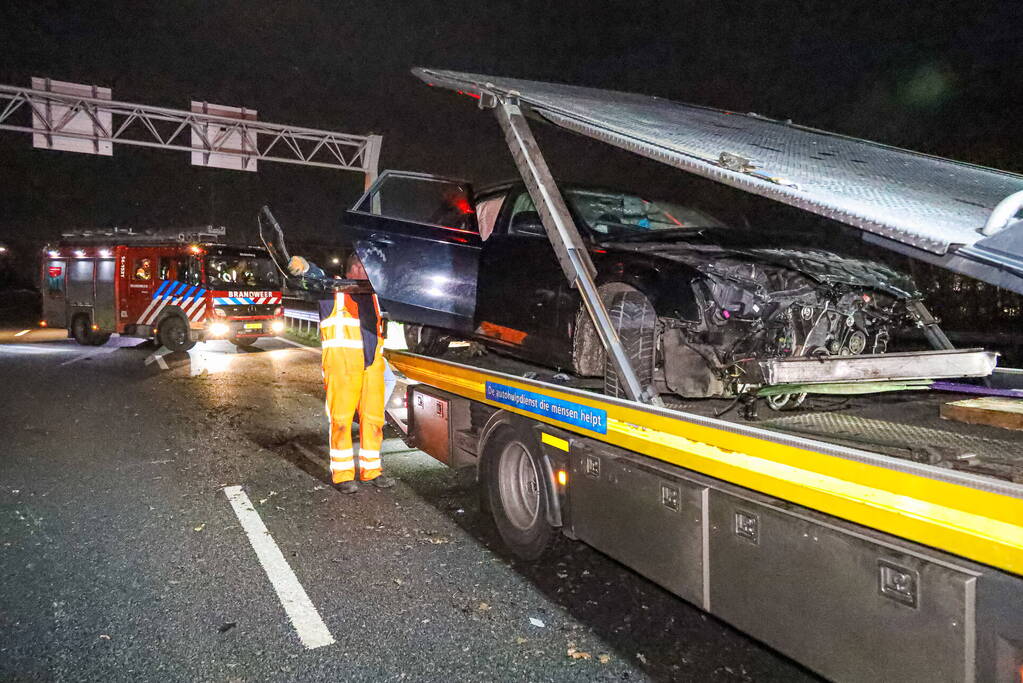 Snelweg dicht door ongeval, inzittenden op de vlucht