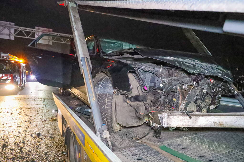 Snelweg dicht door ongeval, inzittenden op de vlucht