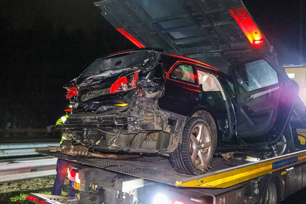 Snelweg dicht door ongeval, inzittenden op de vlucht