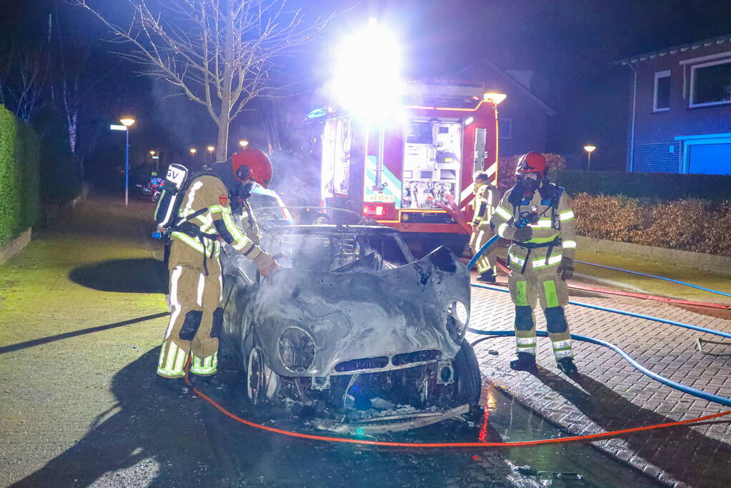 Personenwagen verwoest door brand