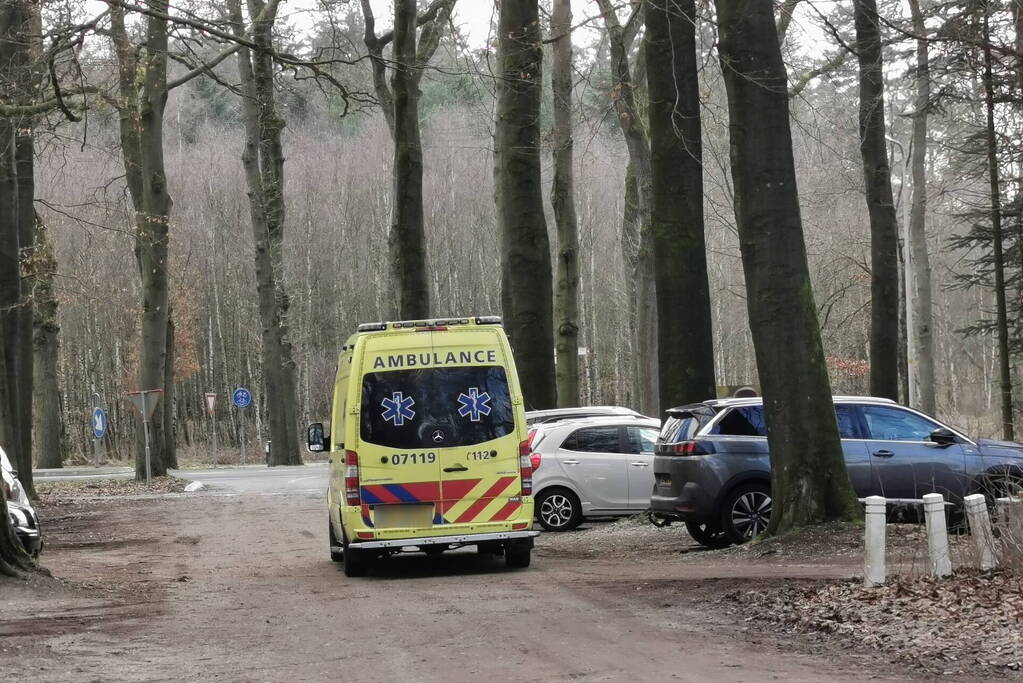 Mountainbiker hard ten val in bos