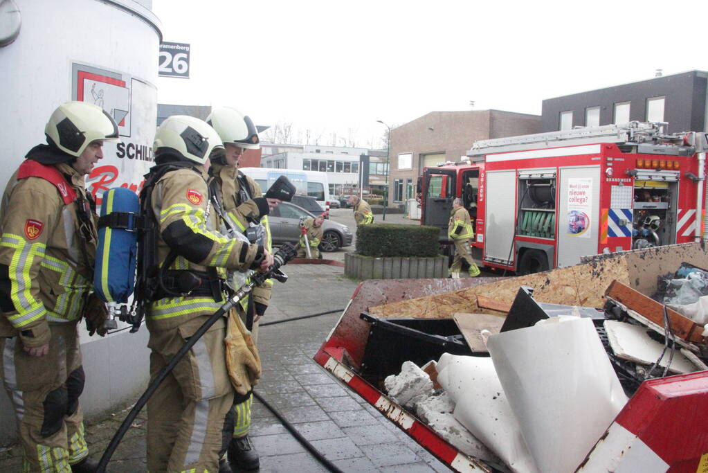 Brand in container met bouwafval snel onder controle