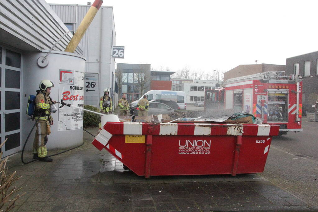 Brand in container met bouwafval snel onder controle