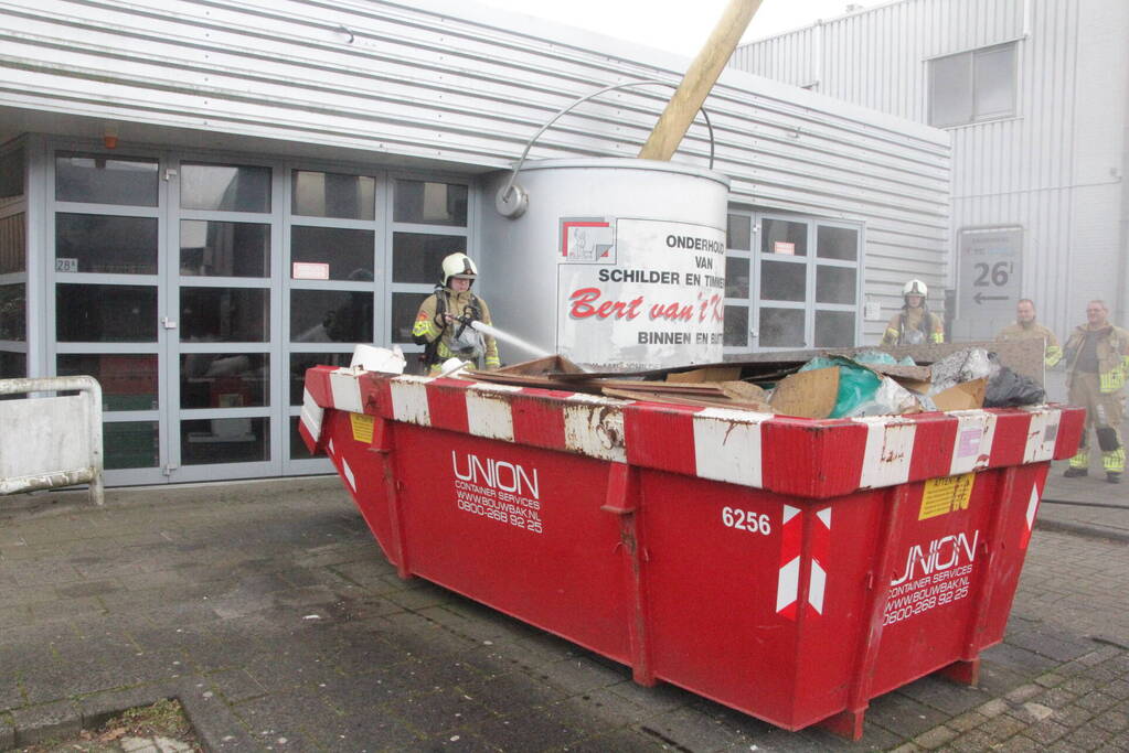 Brand in container met bouwafval snel onder controle