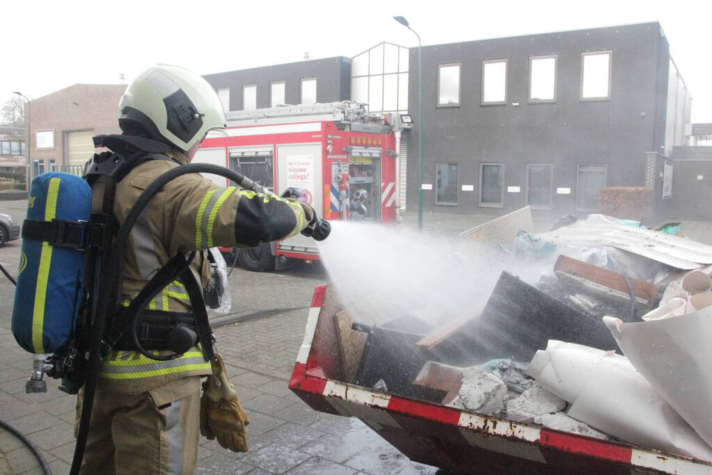 Brand in container met bouwafval snel onder controle