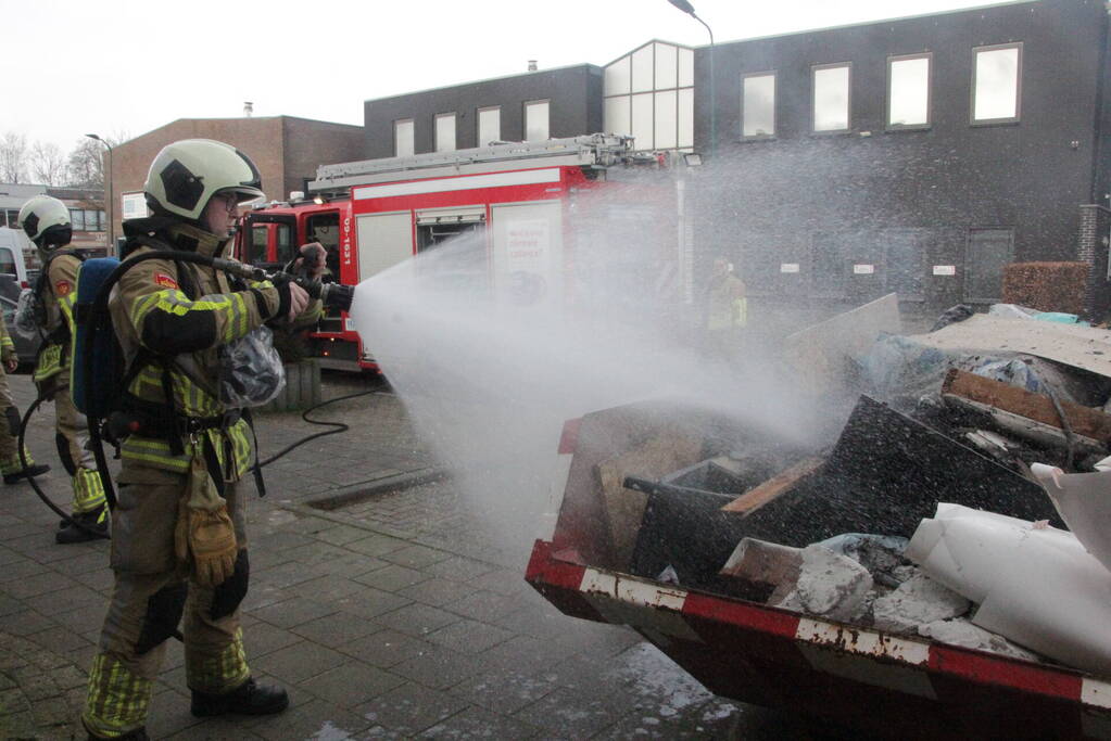 Brand in container met bouwafval snel onder controle
