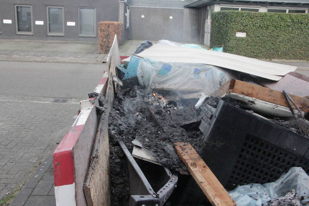 Brand in container met bouwafval snel onder controle