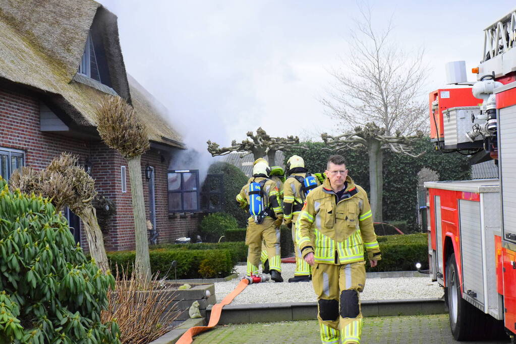 Grote brand in vrijstaande woning met rietendak