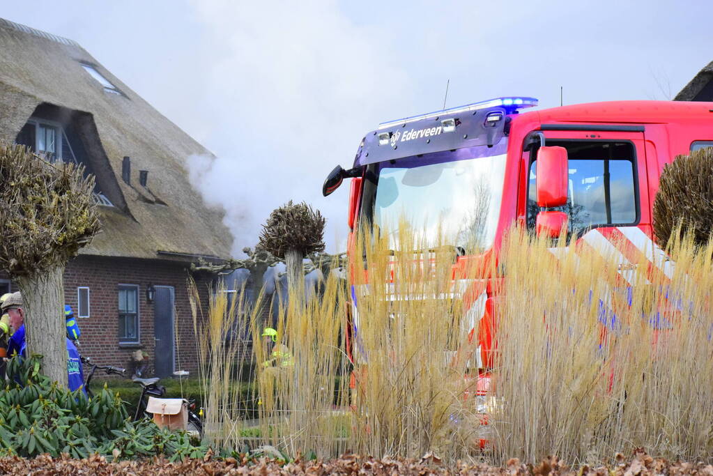 Grote brand in vrijstaande woning met rietendak