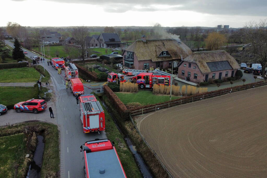 Grote brand in vrijstaande woning met rietendak