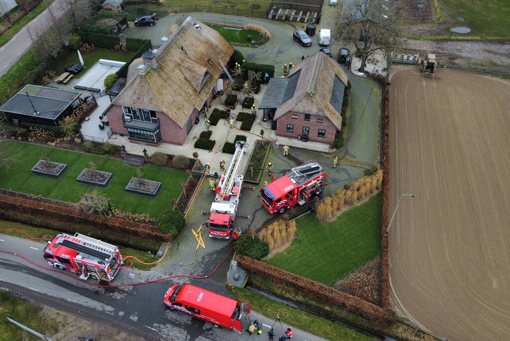 Grote brand in vrijstaande woning met rietendak