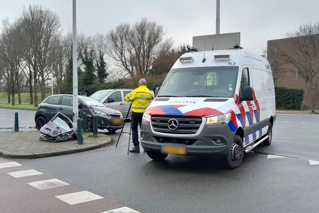 Brandweer knipt deur uit auto na ongeval