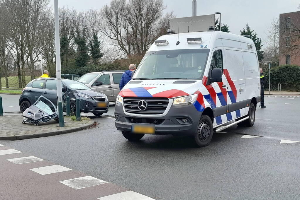 Brandweer knipt deur uit auto na ongeval