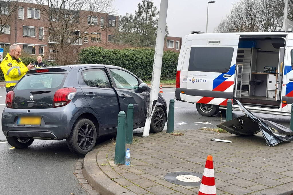 Brandweer knipt deur uit auto na ongeval