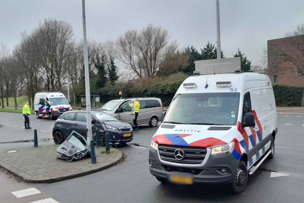 Brandweer knipt deur uit auto na ongeval