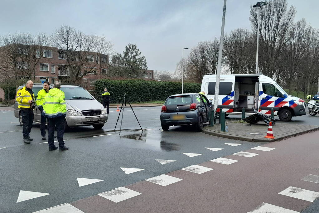 Brandweer knipt deur uit auto na ongeval