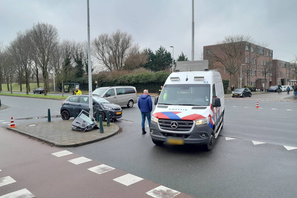Brandweer knipt deur uit auto na ongeval