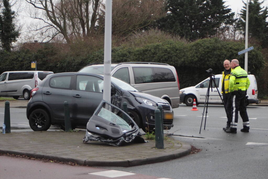 Brandweer knipt deur uit auto na ongeval
