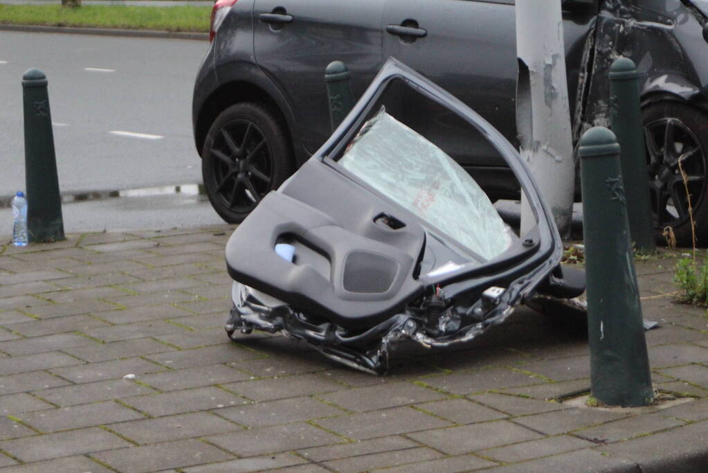 Brandweer knipt deur uit auto na ongeval