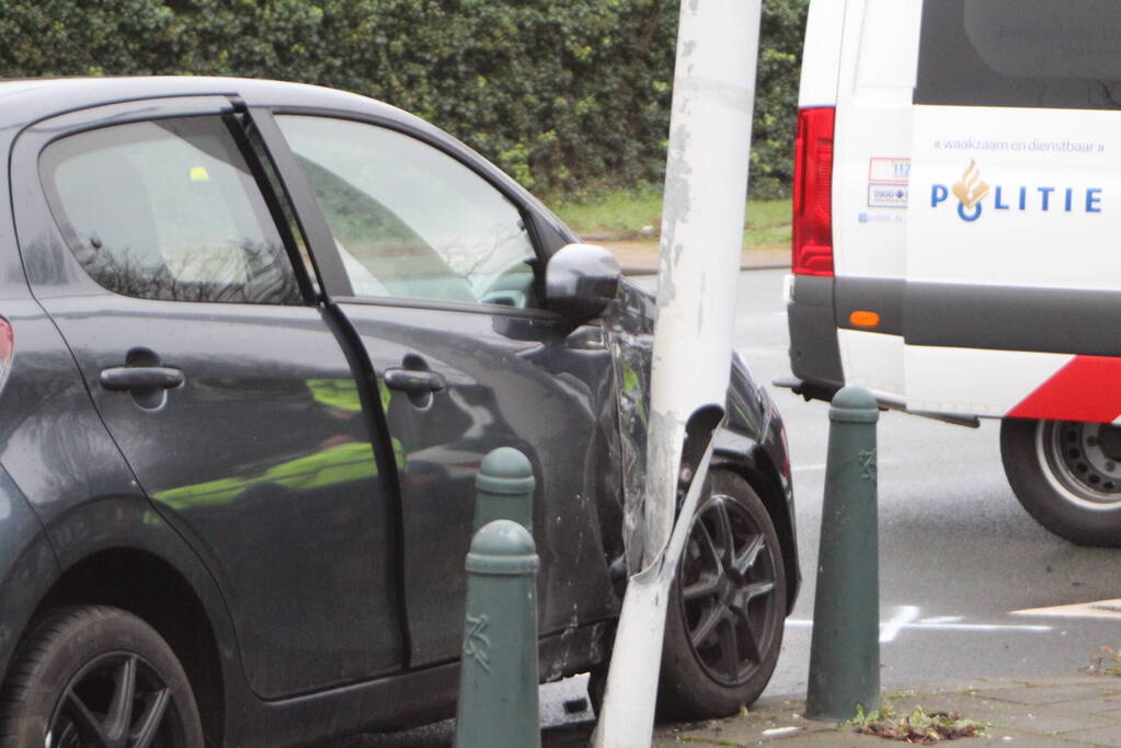 Brandweer knipt deur uit auto na ongeval