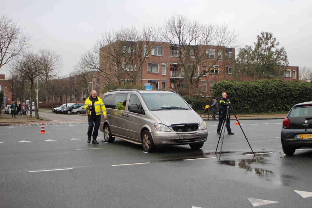 Brandweer knipt deur uit auto na ongeval
