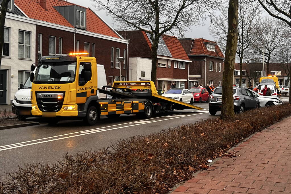 Vier auto's beschadigd bij ongeval