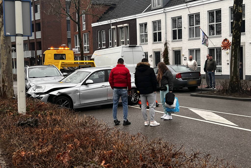 Vier auto's beschadigd bij ongeval