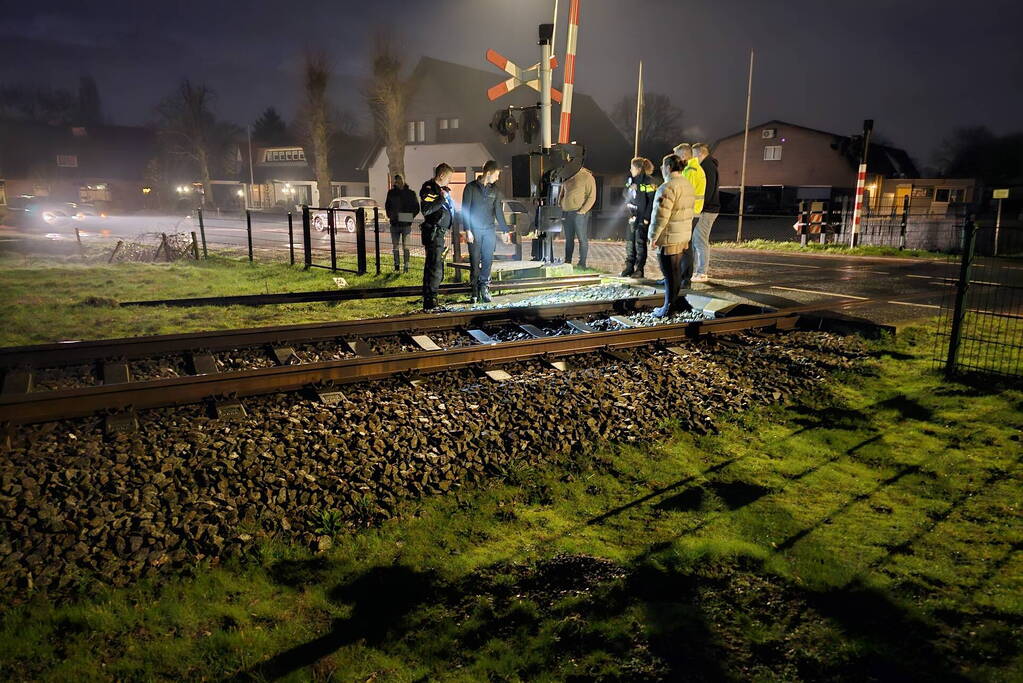 Daders diefstal van rails komen vast te zitten op spoor, trein ramt aanhanger