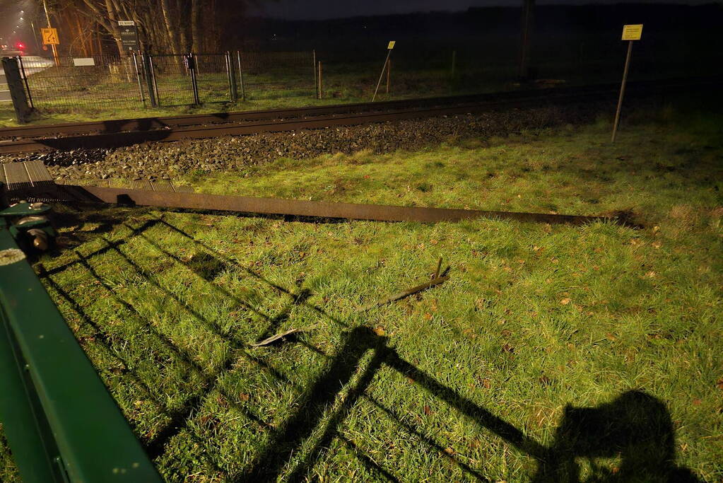 Daders diefstal van rails komen vast te zitten op spoor, trein ramt aanhanger