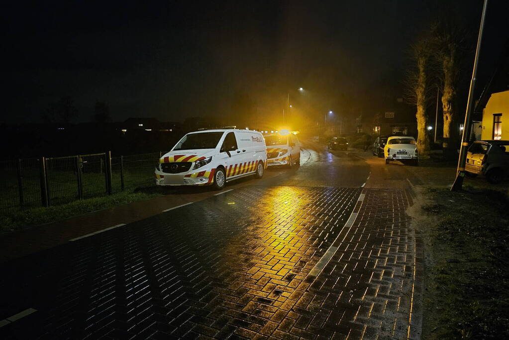 Daders diefstal van rails komen vast te zitten op spoor, trein ramt aanhanger