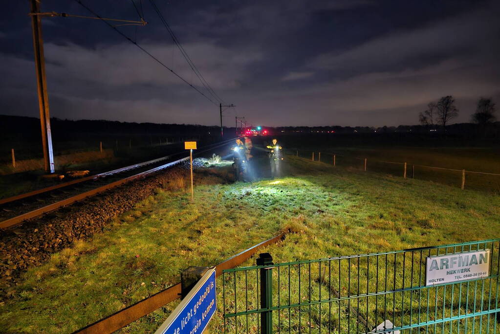 Daders diefstal van rails komen vast te zitten op spoor, trein ramt aanhanger
