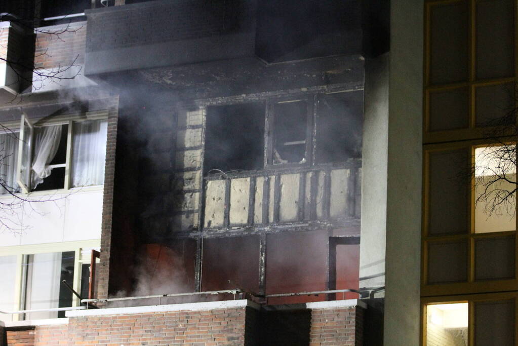 Gewonde bij grote brand met veel rook in flatgebouw