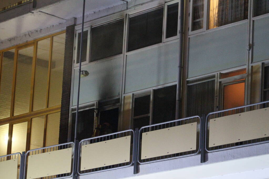 Gewonde bij grote brand met veel rook in flatgebouw