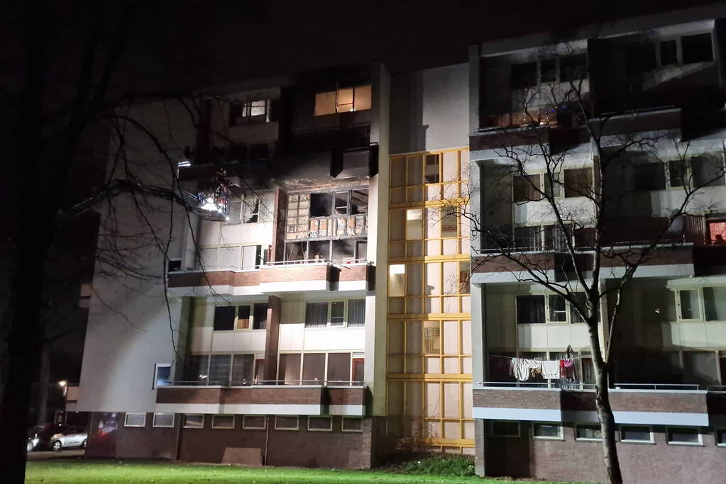 Gewonde bij grote brand met veel rook in flatgebouw