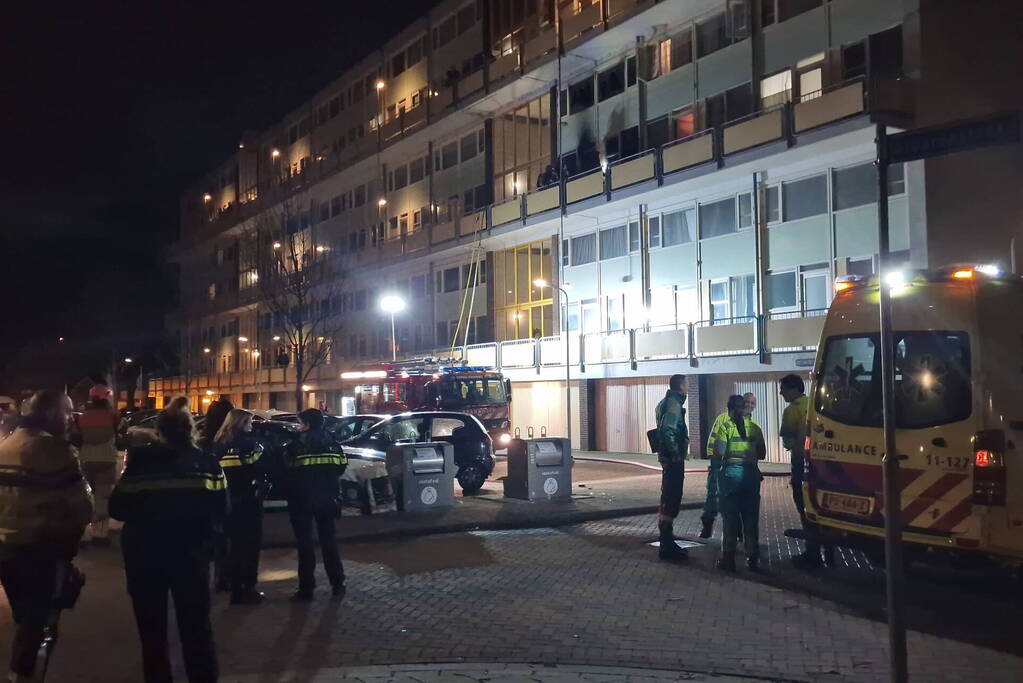 Gewonde bij grote brand met veel rook in flatgebouw
