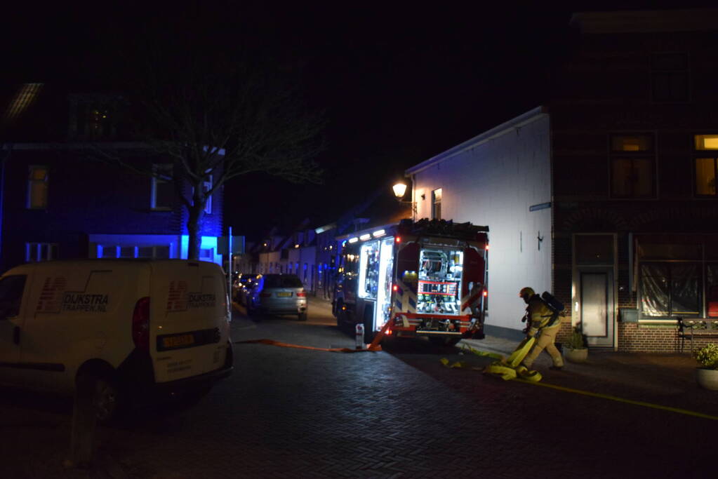 Ambulancemedewerkers ontdekken woningbrand