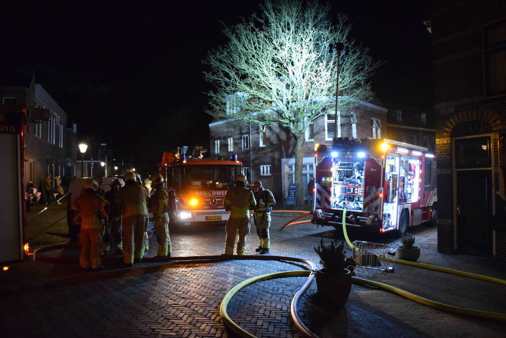 Ambulancemedewerkers ontdekken woningbrand