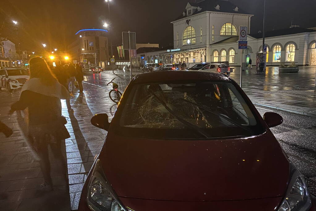 Schade na ongeval tussen auto en maaltijdbezorger