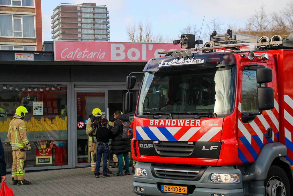 Keukenbrand in cafetaria snel onder controle