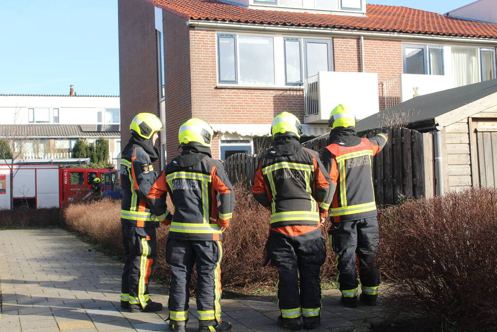 Losgeraakte schoorsteenpijp zorgt voor schade