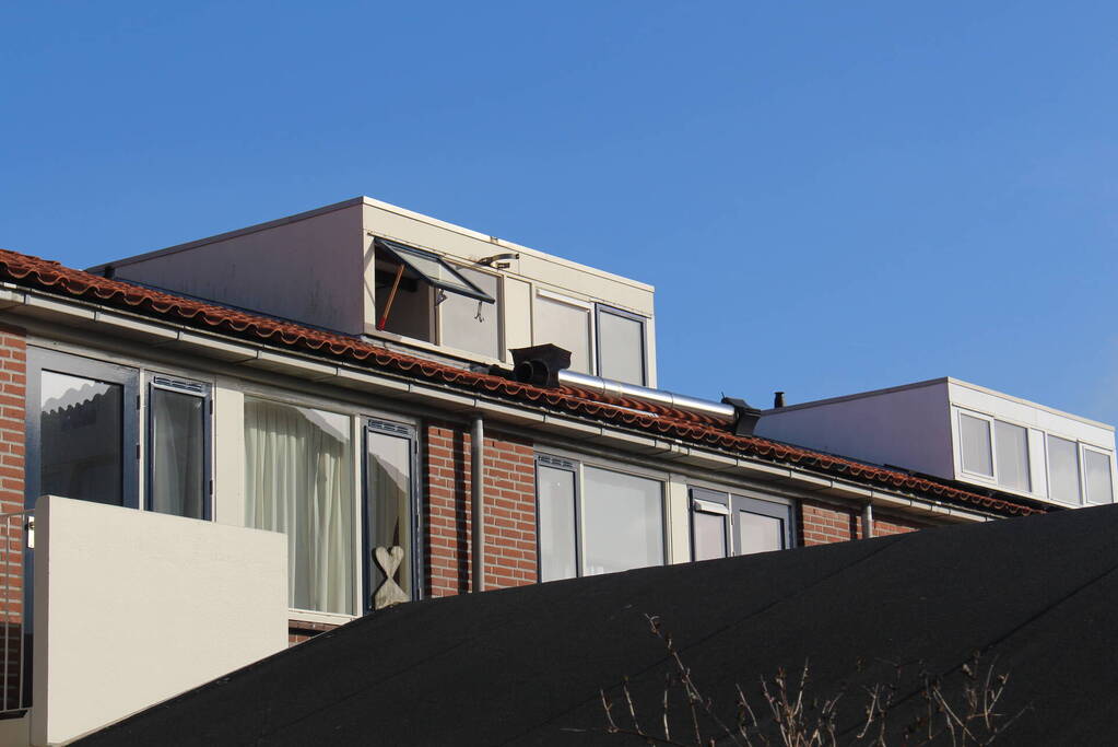 Losgeraakte schoorsteenpijp zorgt voor schade