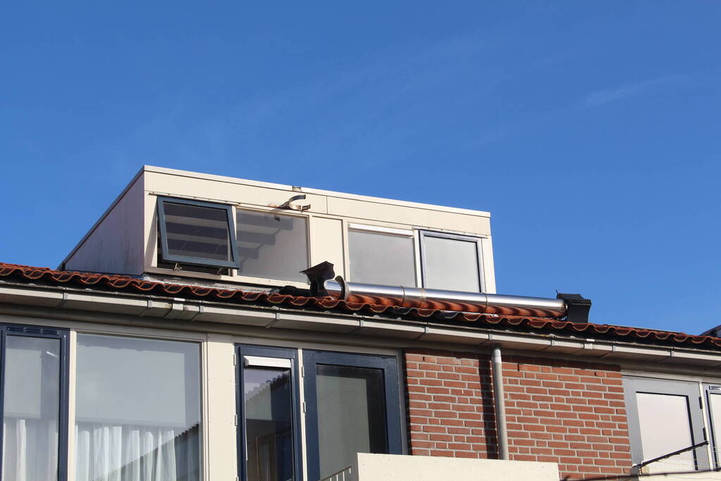 Losgeraakte schoorsteenpijp zorgt voor schade