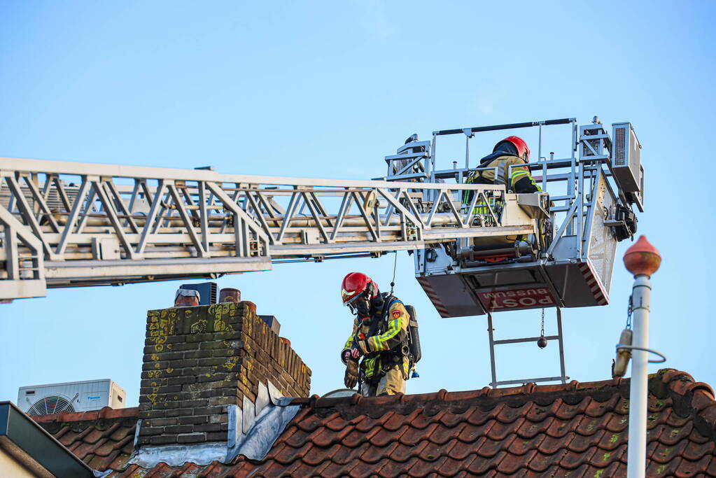 Brand in schoorsteen van woning