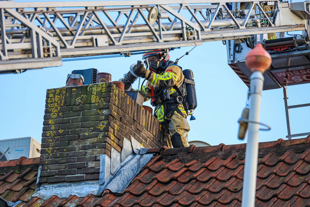 Brand in schoorsteen van woning