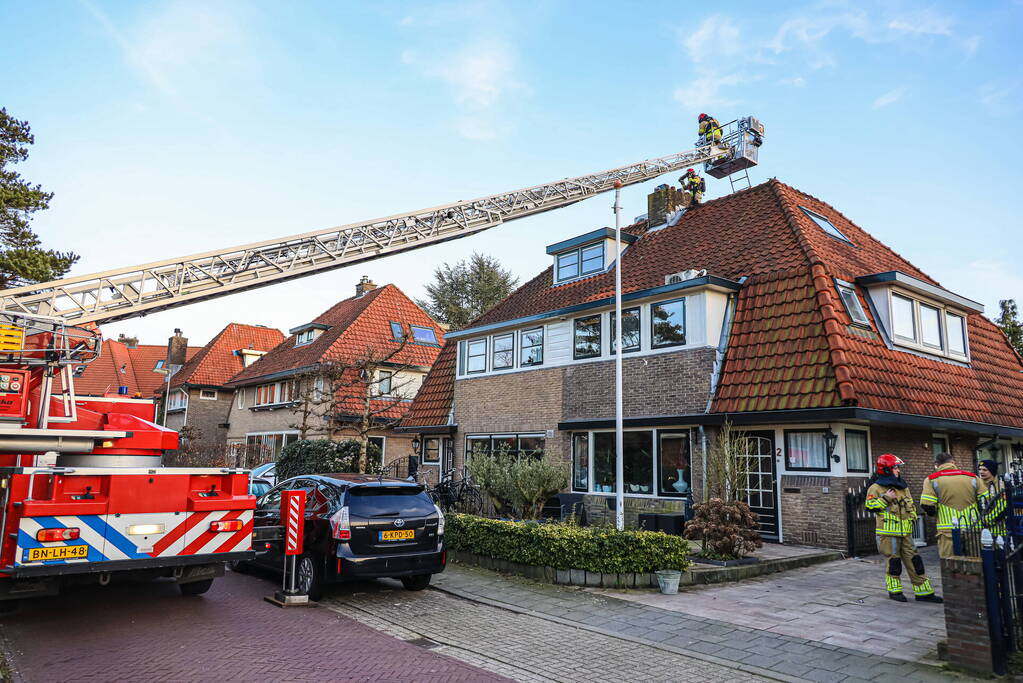 Brand in schoorsteen van woning