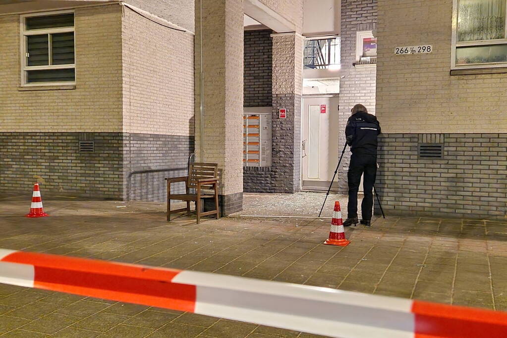 Explosie bij entree van portiekflat