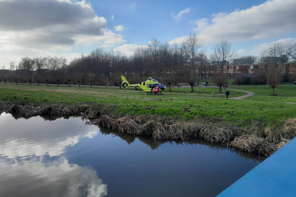 Traumahelikopter landt in park