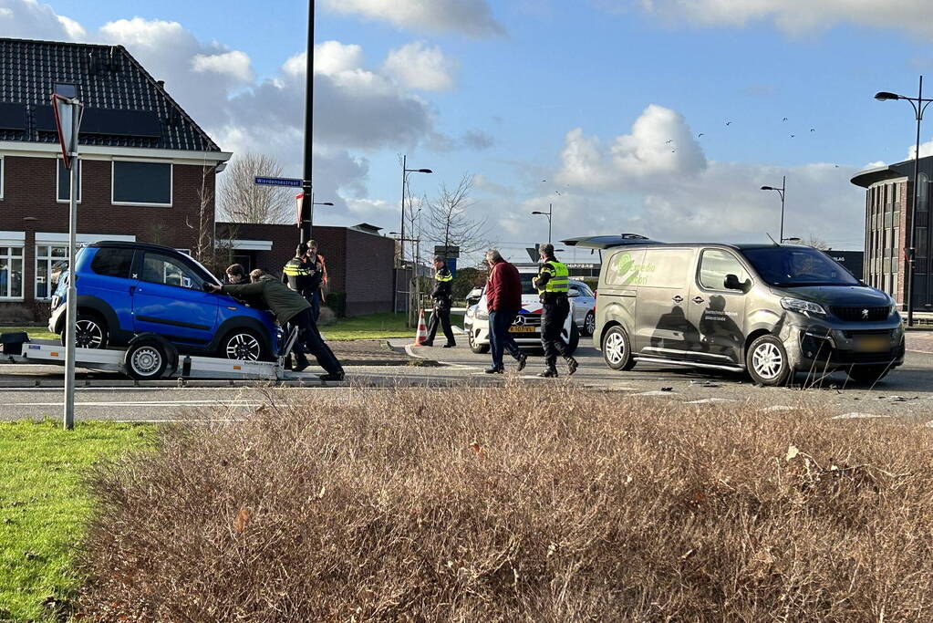 Brommobiel botst op bestelbus