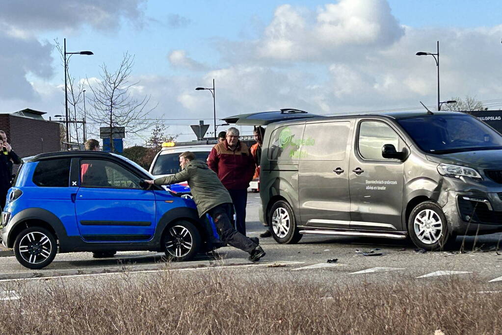 Brommobiel botst op bestelbus