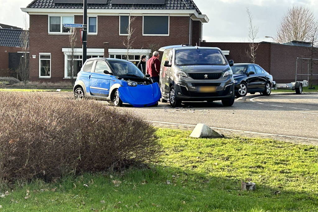 Brommobiel botst op bestelbus